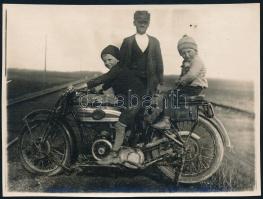 cca 1930 Gyerekek motoron, fotó, 12×9 cm