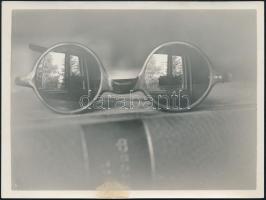 cca 1930 Tükröződés szeművegben, fotó, 12×9 cm