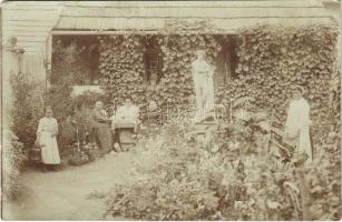 Karánsebes, Caransebes; családi kép a kertből / family in the garden. photo (EK)