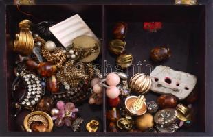 Vegyes bizsu tétel műanyag dobozban