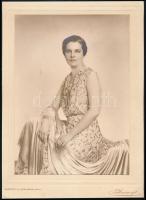 cca 1930 Budapest, Tóth Margit fényképészeti műtermében készült vintage fotó, 22,7x16,4 cm, karton 28x20,4 cm