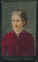cca 1880 Kassai származású hölgyről készült fénykép (a hátoldali felirat szerint), átfestve, színezve, keményhátú vintage fotó, 21x13 cm