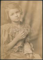 cca 1920 Máté Olga (1878-1961) budapesti fényképész és fotóművész hagyatékából, jelzés nélküli vintage fotó (kislány babával), 22,5x16 cm