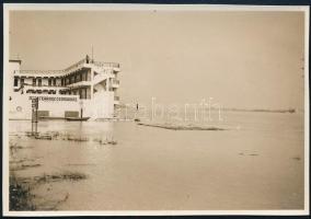 1940 Terrasz (!) csónakház a  Duna partján, Szabó Lajos (?-?) újpesti fotóművész hagyatékából, 1 db jelzés nélküli vintage fotó, 5,8x8,3 cm