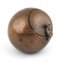 Art deco stílusú, gömb alakú réz hamutartó, lehajtható cigaretta tartó fedéllel, apró kopásnyomokkal...