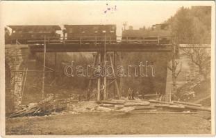 Birkfeld (Steiermark), railway bridge, viaduct under construction, train, locomotive. Photo-Atelier Leo Treudl & Co. photo (fl)
