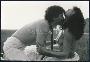 cca 1973 A piknikmenü legfinomabb fogása; szolidan erotikus fénykép, 11,7x17,2 cm