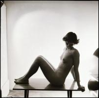 cca 1979 Teljesen meztelen, Menesdorfer Lajos (1941-2005) budapesti fotóművész hagyatékából, 6 db vi...