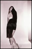 cca 1971 Fátyolos sejtelem; szolidan erotikus felvételek; 7 db vintage NEGATÍV, 24x36 mm