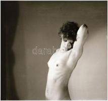 Innen is - onnan is, ebből is - abból is; különböző időpontokban és eltérő helyszíneken készült akt ...