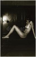 Innen is - onnan is, ebből is - abból is; különböző időpontokban és eltérő helyszíneken készült akt ...