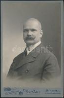 1908 Budapest, Uher Ödön (1862-1931) császári és királyi udvari fényképész műtermében készült, keményhátú vintage fotó, felirata szerint Grüner Tivadart ábrázolja, 16,5x10,8 cm
