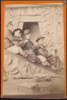 cca 1890 Salzbergwerk, P. Ney fényképész műtermében, bányászok ruhájában és díszlete előtt készült, keményhátú vintage fotó, 10x6,9 cm