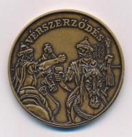 Lebó Ferenc (1960-) 1995. "A honfoglalás emlékére / Vérszerződés" Br emlékérem, műanyag to...