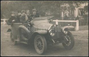 cca 1920 Régi automobil fotója, utasokkal, 8,5x13,5 cm