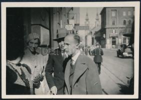 cca 1932 Kinszki Imre (1901-1945) budapesti fotóművész hagyatékából, jelzés nélküli vintage fotó (utcai jelenet), 4x6 cm