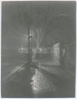 cca 1935 Kinszki Imre (1901-1945) budapesti fotóművész hagyatékából, jelzés nélküli vintage fotó (éjjel Zuglóban), 7,4x5,6 cm