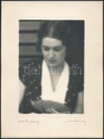1931 Lithkáné Báthory Kata (feliratozva a hátoldalon), aláírt vintage fotó Orphanidesz János (1876-1939) hagyatékából, művészfólián keresztül másolva, képméret 16x11 cm, papírméret 24x18 cm