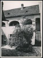 cca 1936 Budapest, Reich Péter Cornel hagyatékából, jelzés nélküli vintage fotó (Fő utcai régi udvar), 24,3x18 cm