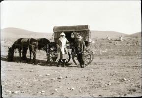 cca 1930 Utazás egzotikus tájakon, helyeken (tevekaraván, romok és műemlékek, stb...) további kutatá...