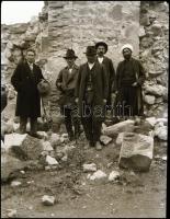 cca 1930 Utazás egzotikus tájakon, helyeken (tevekaraván, romok és műemlékek, stb...) további kutatá...