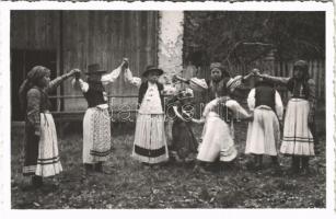Erdélyi folklór / Transylvanian folklore, children playing. Fotofilm Kolozsvár photo