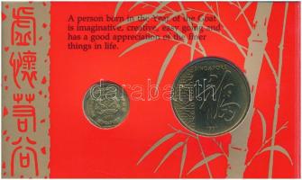 Szingapúr 1987. 1$ + 1990. 1$ Al-Br + 1991. "Kecske éve" Br emlékérem, karton dísztokos ös...