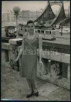 cca 1965 Vlady Marina - orosz származású francia színésznő és énekesnő - Budapesten; a háttérben villamos, teherautó, Szabadság híd; Ács Irén (1924-2015) budapesti fotóriporter pecsétjével jelzett vintage fotó, sarkán törésvonal, 23x16 cm