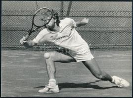 cca 1990 Lányi András (1969) teniszbajnok, feliratozott vintage fotó, 17,3x23 cm