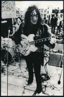 cca 1975 John Lennon, a Beatles együttes tagja, Csaba Zoltán pecsétjével ellátott fotó, 17,5x11,5 cm