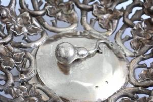 Ezüst (Ag) szecessziós gyümölcs kosár, közepén plasztikusan körtével díszítve, levél ornamentikájú á...