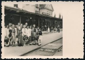 cca 1940 Balatonalmádifürdő vasútállomása, vintage fotó, felüleén törésvonal, 6x8,7 cm