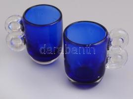 2 db kék üveg pohárka (kupica), színtelen fülekkel, apró kopásnyomokkal, m: 6 cm, d. 4 cm