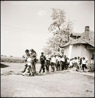 cca 1966 Ballagás egy Szentes környéki, tanyasi általános iskolából, Demeter Sándor (?-?) szentesi f...