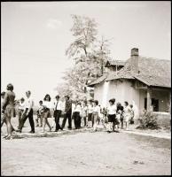cca 1966 Ballagás egy Szentes környéki, tanyasi általános iskolából, Demeter Sándor (?-?) szentesi f...