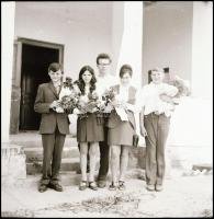 cca 1966 Ballagás egy Szentes környéki, tanyasi általános iskolából, Demeter Sándor (?-?) szentesi f...