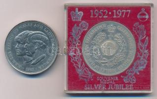 Nagy-Britannia 1981. 25P Cu-Ni Károly és Diana esküvője + 1977. Ezüstjubileum Cu-Ni emlékérem eredeti tokban T:2 Great Britain 1981. 25 New Pence Cu-Ni Wedding of Prince Charles and Lady Diana + 1977. Silver Jubilee Cu-Ni medallion in caseC:XF