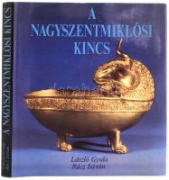 László Gyula, Rácz István: A nagyszentmiklósi kincs. Bp., 1983, Corvina. Harmadik kiadás.László Gyula rajzaival, Rácz István fényképeivel illusztrált. Kiadói egészvászon-kötés,jó állapotban. Kiadói papír védőborító, jó állapotban.