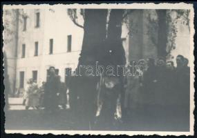 1956 Budapest, emberek az utcán lincselés közben, fotó, 9×6,5 cm