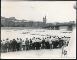 cca 1950-1960 Budapest, evezősök a Dunán a Kossuth hídnál, fotó, 12×9 cm