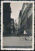 cca 1940-1950 Budapest, kerékpárral az utcán, fotó, sarkain kis törésnyomok, 8,5×5,5 cm