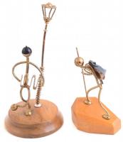 Harmonikás és hegymászó két réz figura, fa talapzaton 16 cm, 11 cm