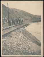 1910 Mehádia (Románia), felhőszakadás alkalmával leszakadt vasúti töltés, keményhátú fotó, hátoldalon feliratozva, 11,5×8,5 cm