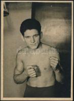 Torma Gyula (1922-1991) olimpiai bajnok ökölvívó aláírása az őt ábrázoló fotó hátoldalán