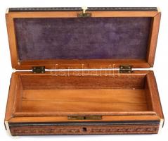 Faragott fa ládika. Festett, jelzett, Kulccsal, de nem működik vele a zár  Egy láb hiányzik 22x11x6 ...