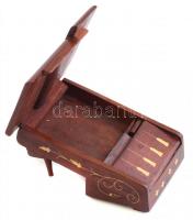 Szecessziós cigaretta adagoló. Zongora formájú, lakkozott fa réz berakásokkal 14x17 cm