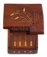 Szecessziós cigaretta adagoló. Zongora formájú, lakkozott fa réz berakásokkal 14x17 cm