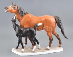Herendi nagy méretű lovak: kanca és csikó. Kézzel festett, jelzett (Belloni László), hibátlan. h: 32 cm, m: 31 cm