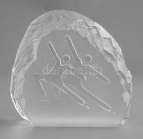 Kosta svéd üveg dísztárgy, korcsolyázó párral díszített, hiányos címkével jelzett, apró karcolásokkal, m: 12 cm
