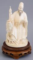 Keleti bölcs, író szerzetes. Nagy méretű csont hatású műgyanta szobor. fa talapzaton m: 22 cm
